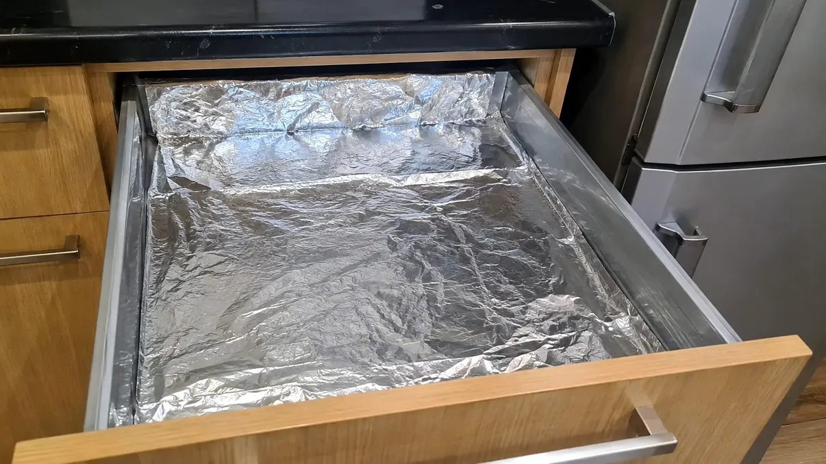 De ce să pui folie de aluminiu în sertarele din bucătărie. Trucul util devenit viral în 2026