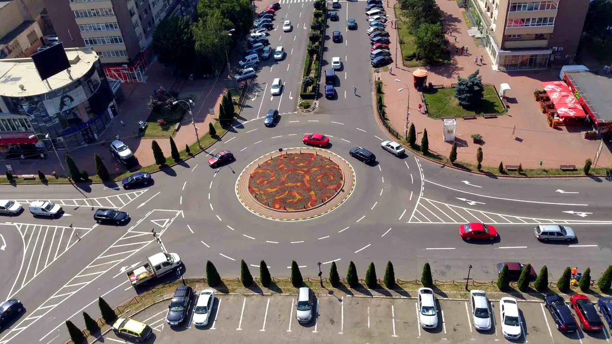 De ce sunt sensurile giratorii mai sigure decât intersecțiile cu semafor. Ce arată studiile