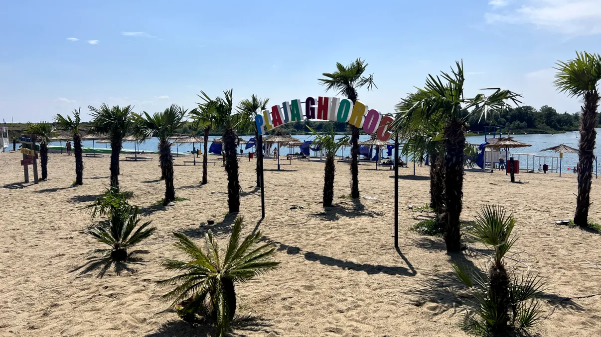 Destinația din România unde te simți că în Spania. Plaja cu palmieri amenajată departe de mare adună din ce în ce mai mulţi turişti