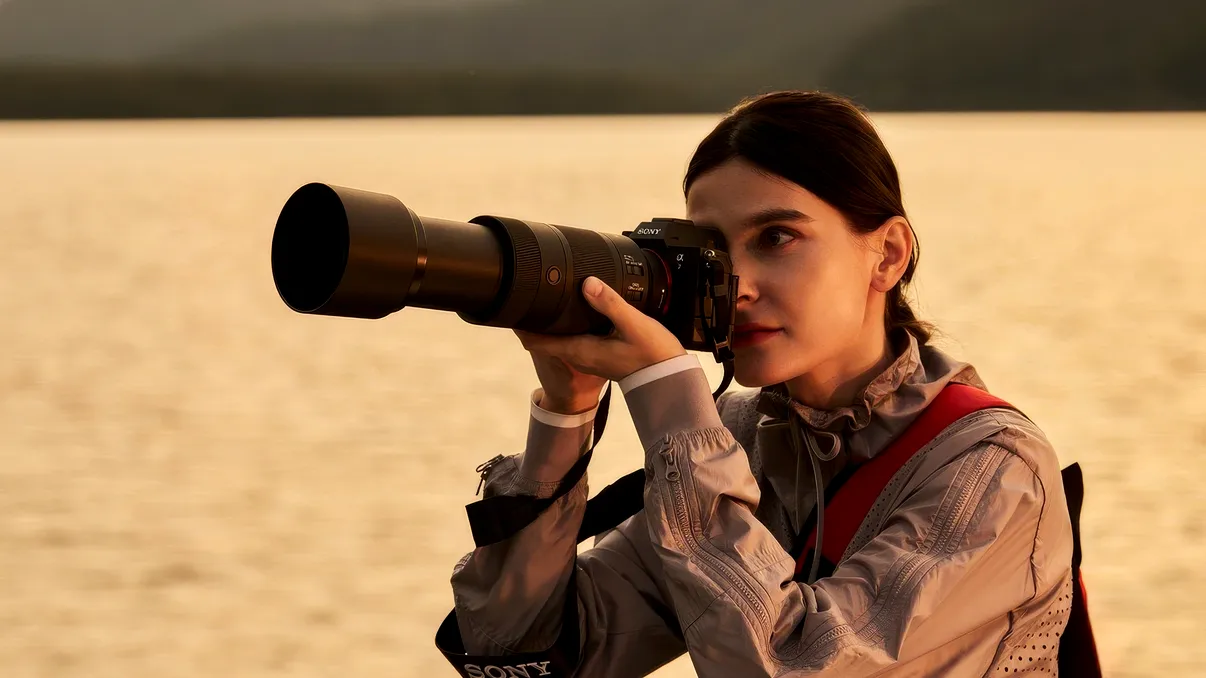 Sony lansează un nou teleobiectiv 100-400 mm pentru camerele Alpha. Cântărește doar 654 de grame și ajunge până la 800 mm