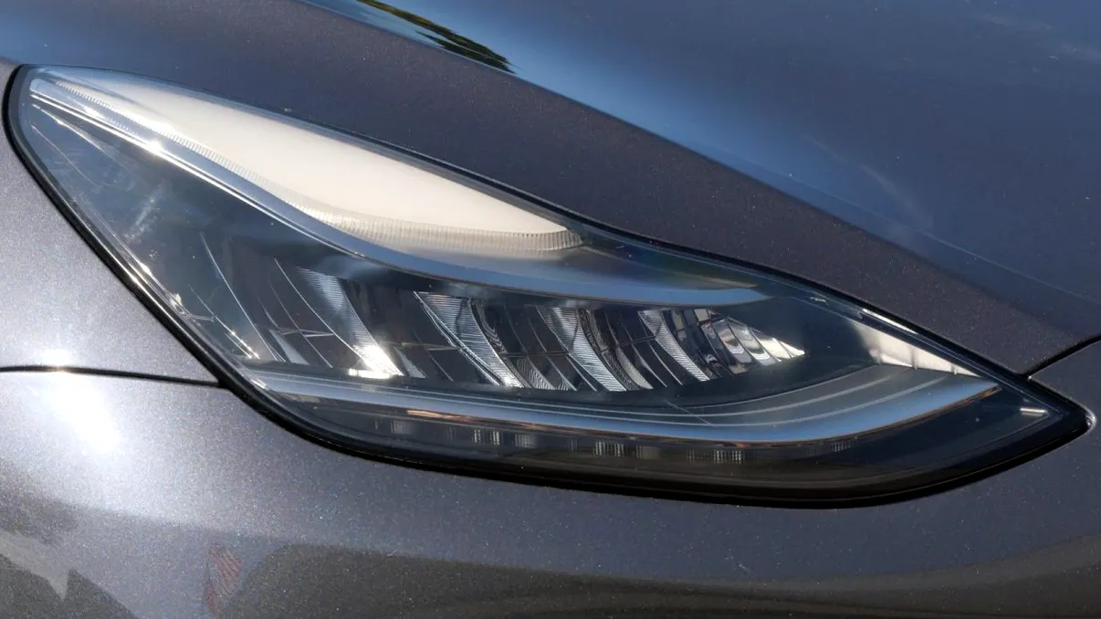 Tesla recheamă peste 20.000 de Model 3 și Model Y pentru faruri prea puternice: de data aceasta nu ajunge un update software