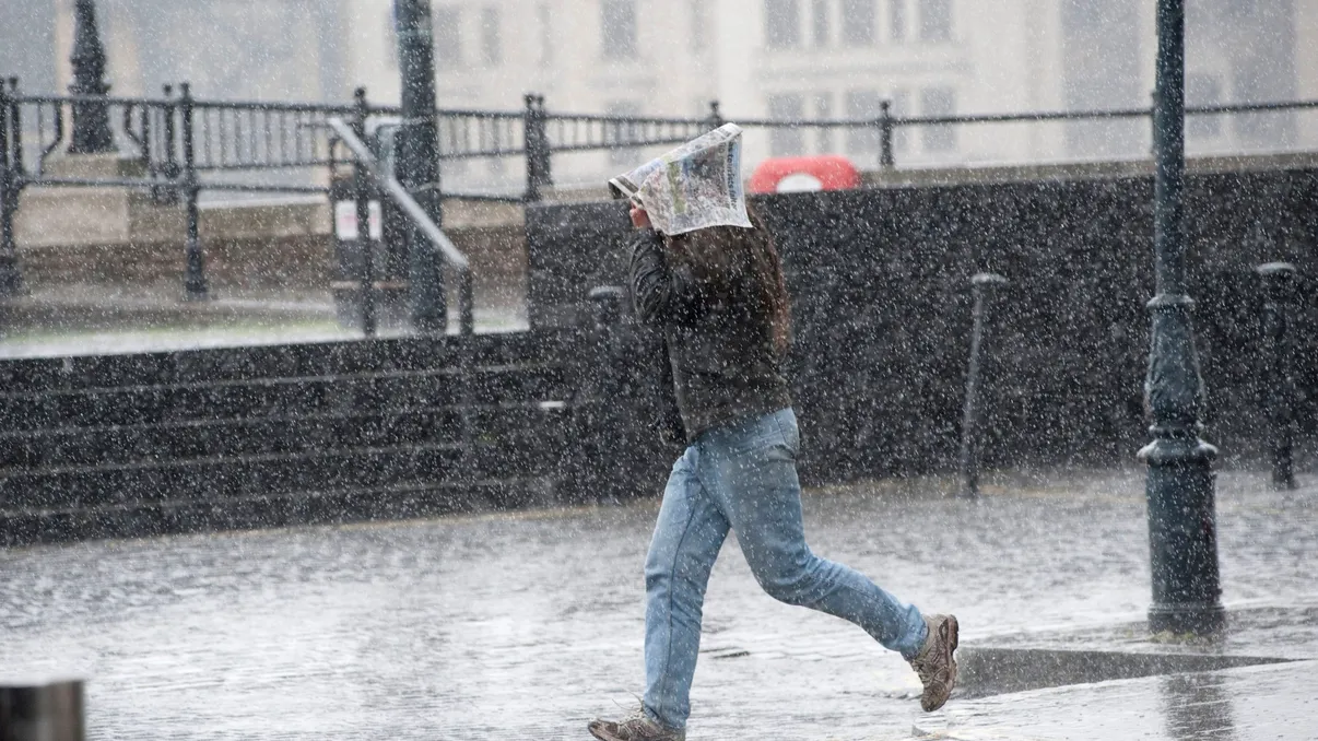 Furtuni puternice după caniculă. ANM anunță vijelii, grindină și o scădere a temperaturilor. Zonele vizate