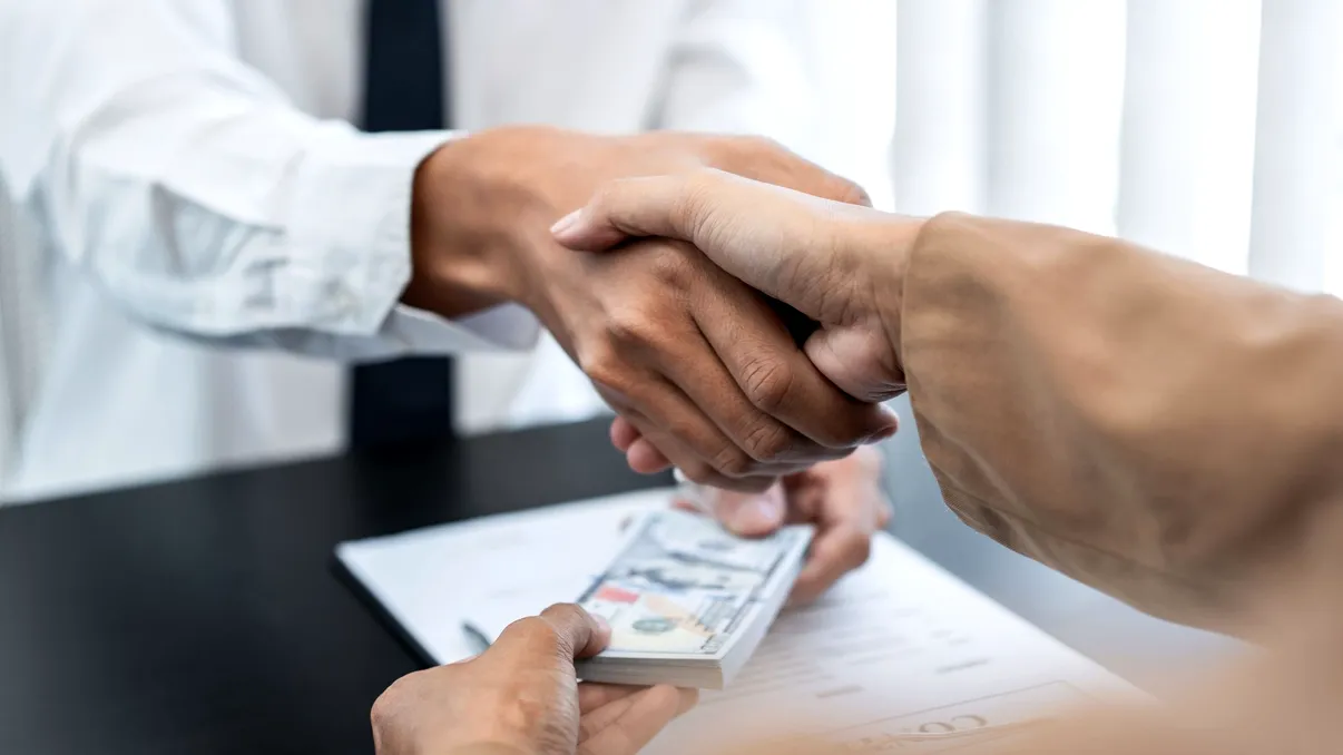 Împrumuți unui prieten 10.000 de euro? Documentul banal care te poate salva dacă nu îți mai dă banii înapoi