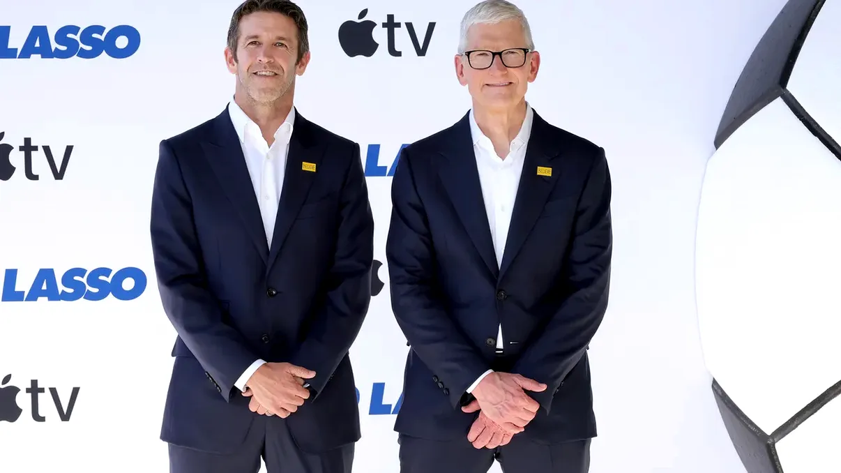 Apple schimbă șeful după 15 ani: John Ternus preia compania, dar Tim Cook rămâne mai relevant decât crezi