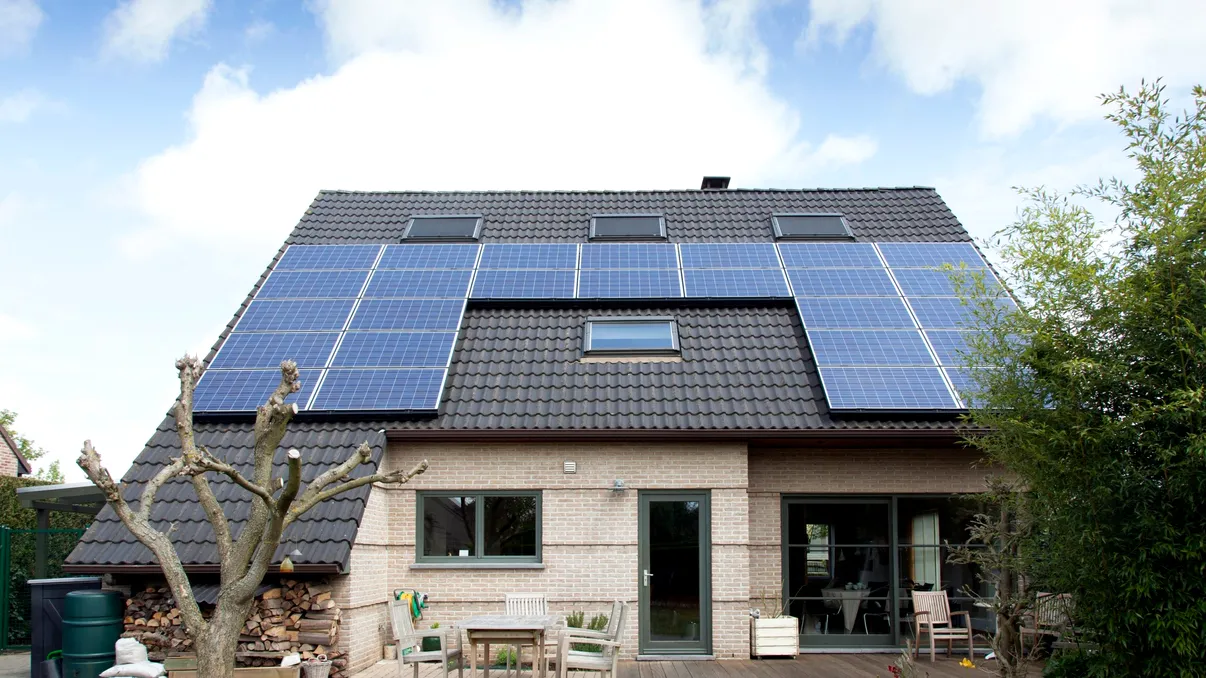 Merită panourile fotovoltaice dacă ai o factură de numai 150 de lei? De la ce consum începe să fie atractivă investiția