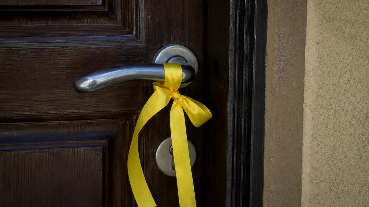 Motivul pentru care poţi observa o panglică galbenă prinsă de clanţa uşii. Mesajul pe care vor să îl transmită proprietarii