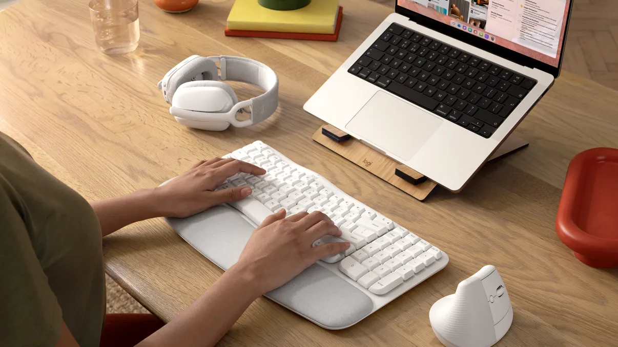 Logitech vine cu oferte pentru biroul de acasă: tastaturi, mouse-uri ergonomice și căști în Logi Work Deal Days