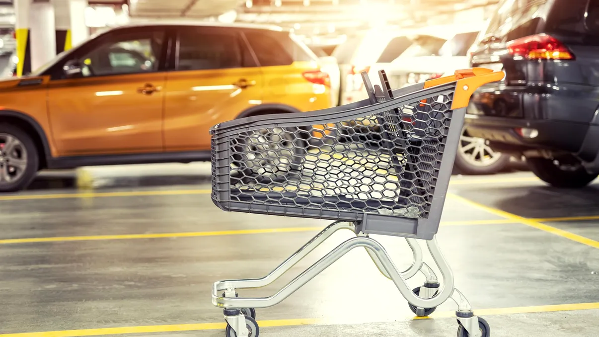 Parcările supermarketurilor ar putea fi folosite peste noapte de șoferi. Ce tarife și program sunt luate în calcul
