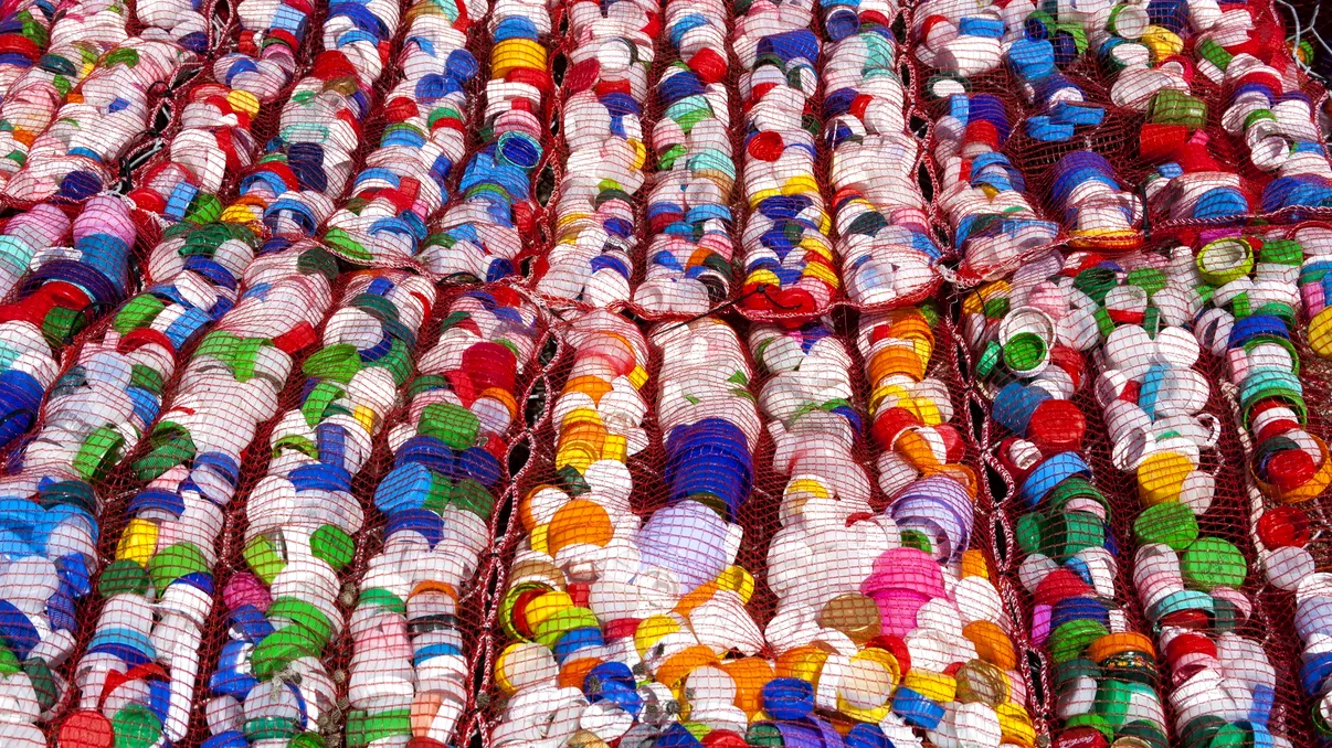 Plasticul care se evaporă la căldură și se reconstruiește singur: ar putea schimba fundamental ideea de reciclare