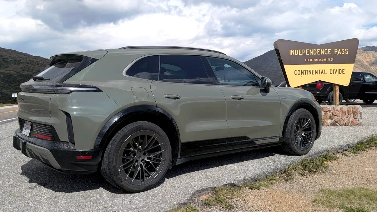 Porsche Cayenne Turbo Electric sfidează logica unui SUV: 1.156 CP, 625 km autonomie și încărcare în 16 minute. Cât costă în România