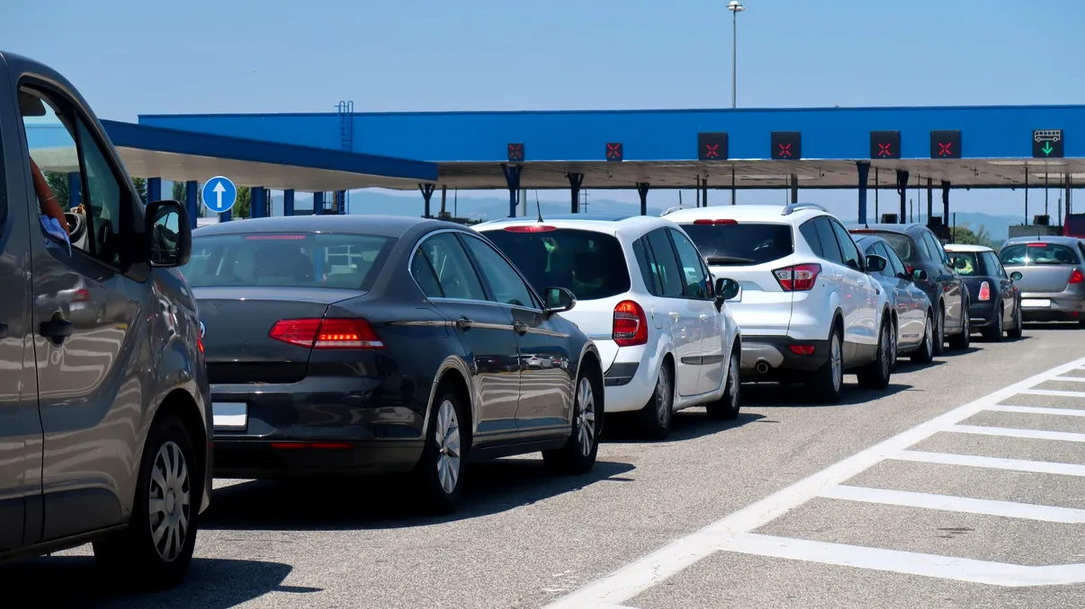 Se schimbă regulile la graniță. Câte țigări și cât alcool mai poți aduce fără taxe din străinătate