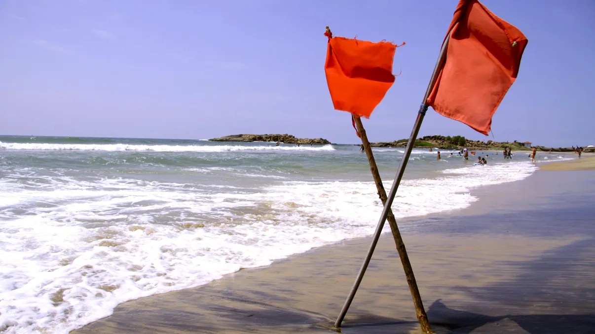 Steag roșu la mare: de ce nu este suficient să fii un înotător bun. Pericolul pe care mulți turiști îl subestimează