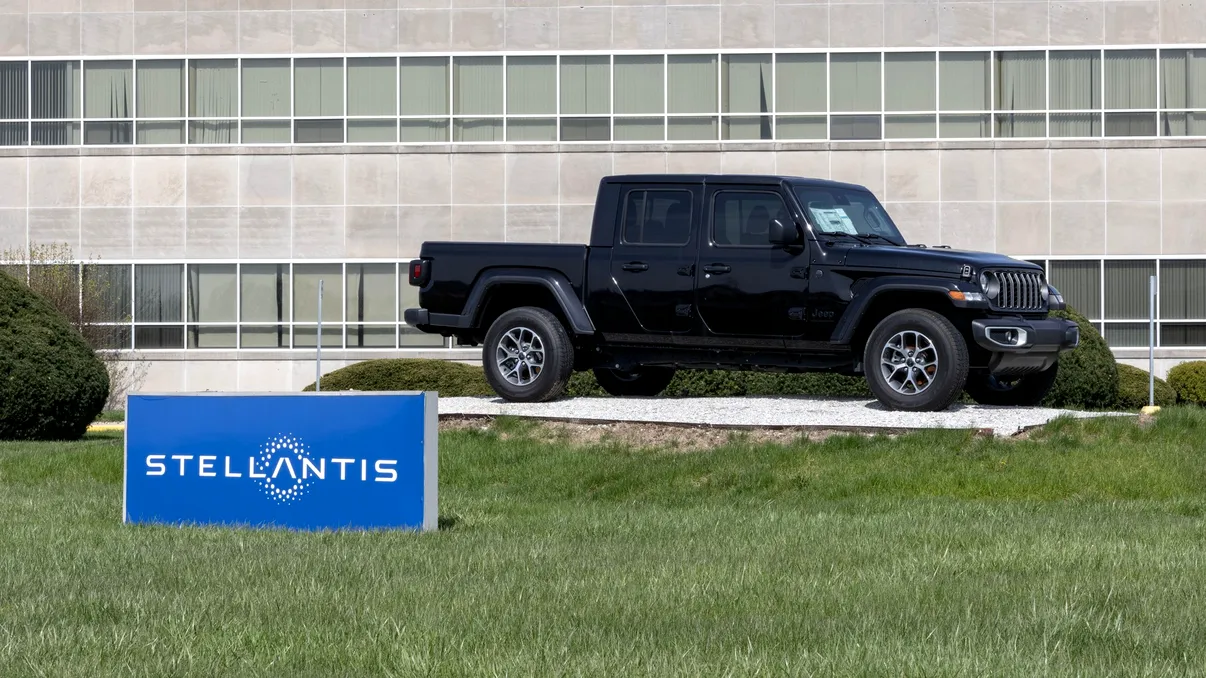Jeep, Dodge și Chrysler, vizate de o rechemare în service în masă. Problema care poate afecta camera din spatele mașinii