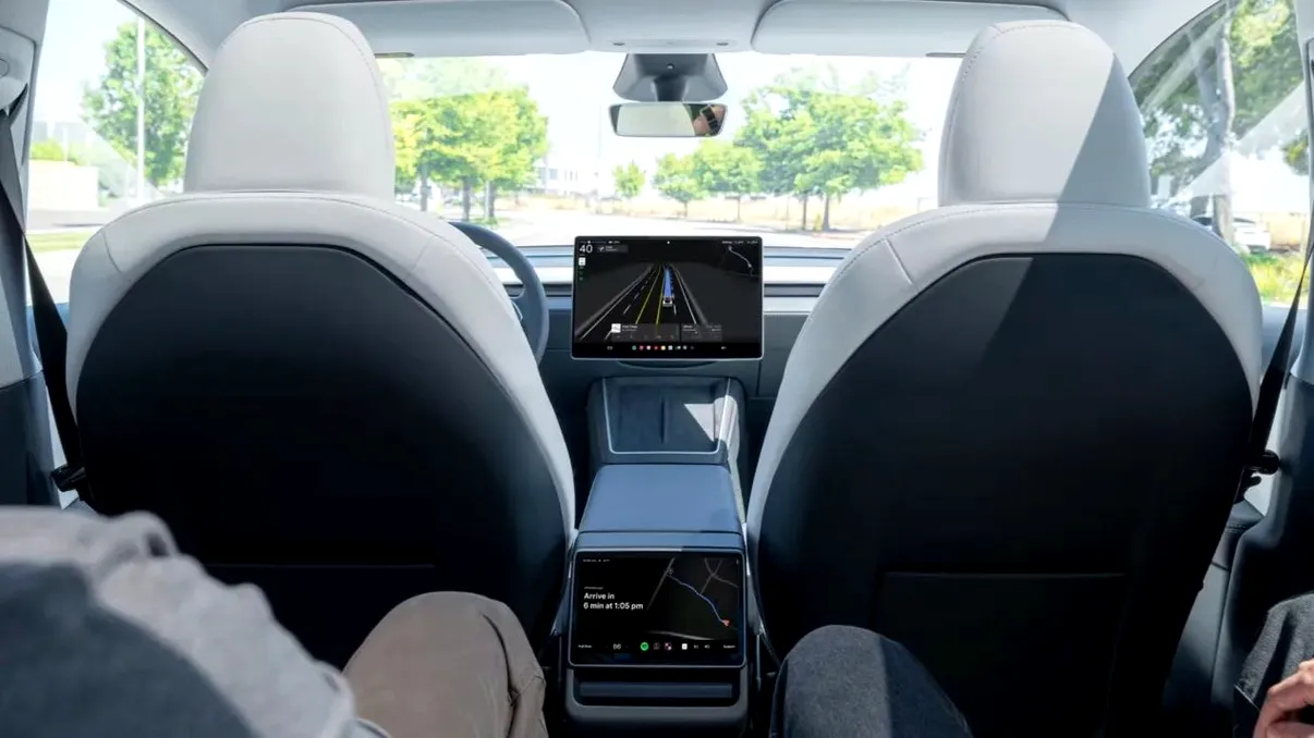 „Pericole ambulante pe străzi”: acuzațiile unui fost manager despre testele Tesla Robotaxi