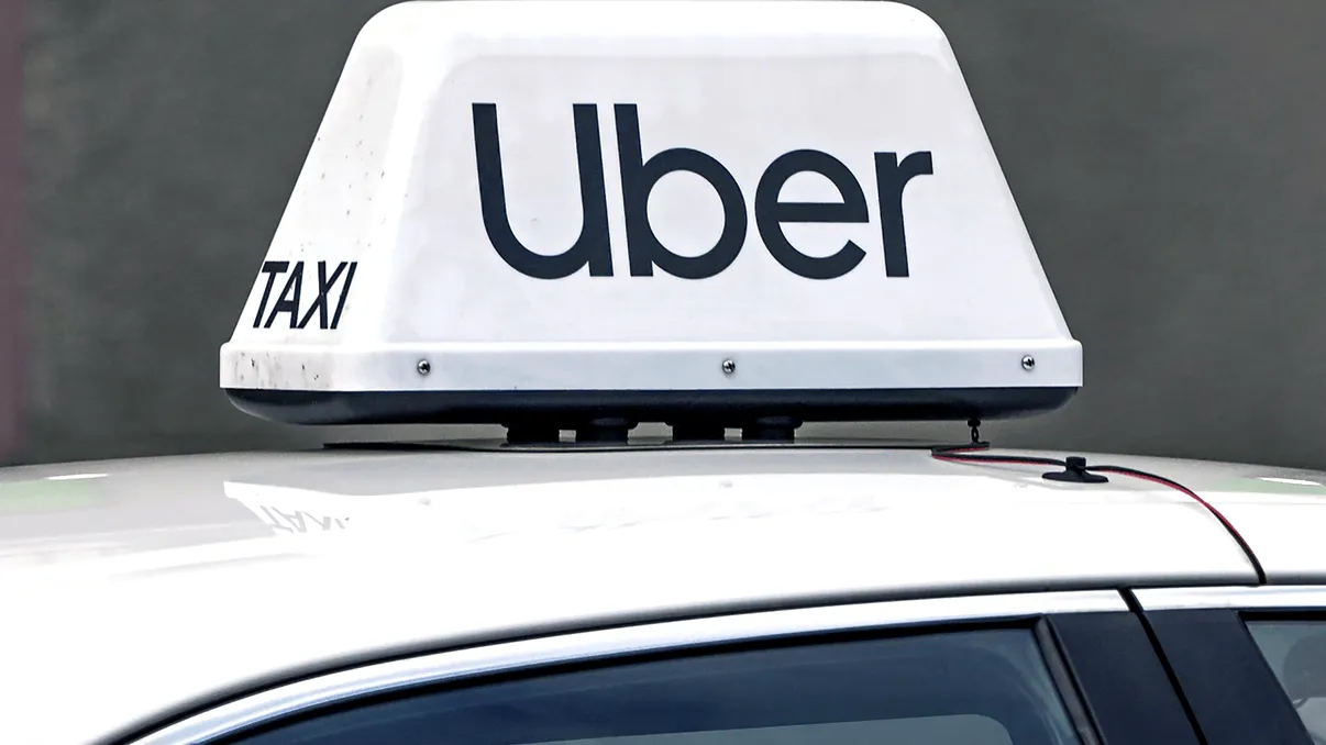 Uber a fost amendată cu o sumă uriașă după ce și-a lăsat șoferii fără acces la muncă în Europa. Algoritmul care a decis în locul oamenilor