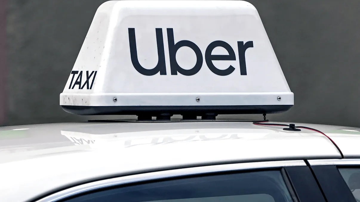 100.000 de locuri de muncă din taximetrie ar putea dispărea din cauza mașinilor autonome. Avertismentul Uber pentru una dintre cele mai mari capitale europene