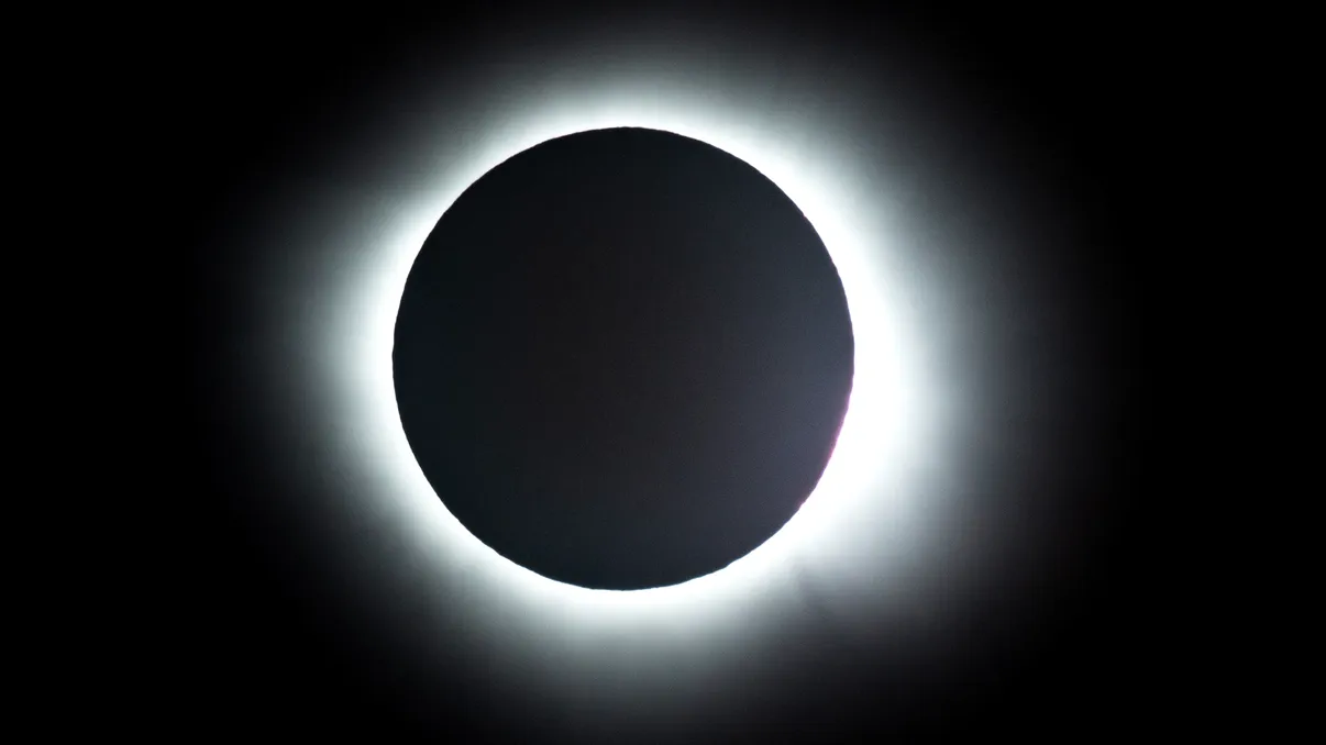 Unde se vede cel mai bine eclipsa de Soare din România. Orașele în care fenomenul va fi vizibil și unde nu va putea fi observat deloc