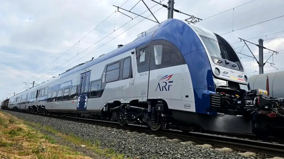 Unde va circula primul tren electric PESA în România. CFR Călători a schimbat ruta. Cum arată noile garnituri