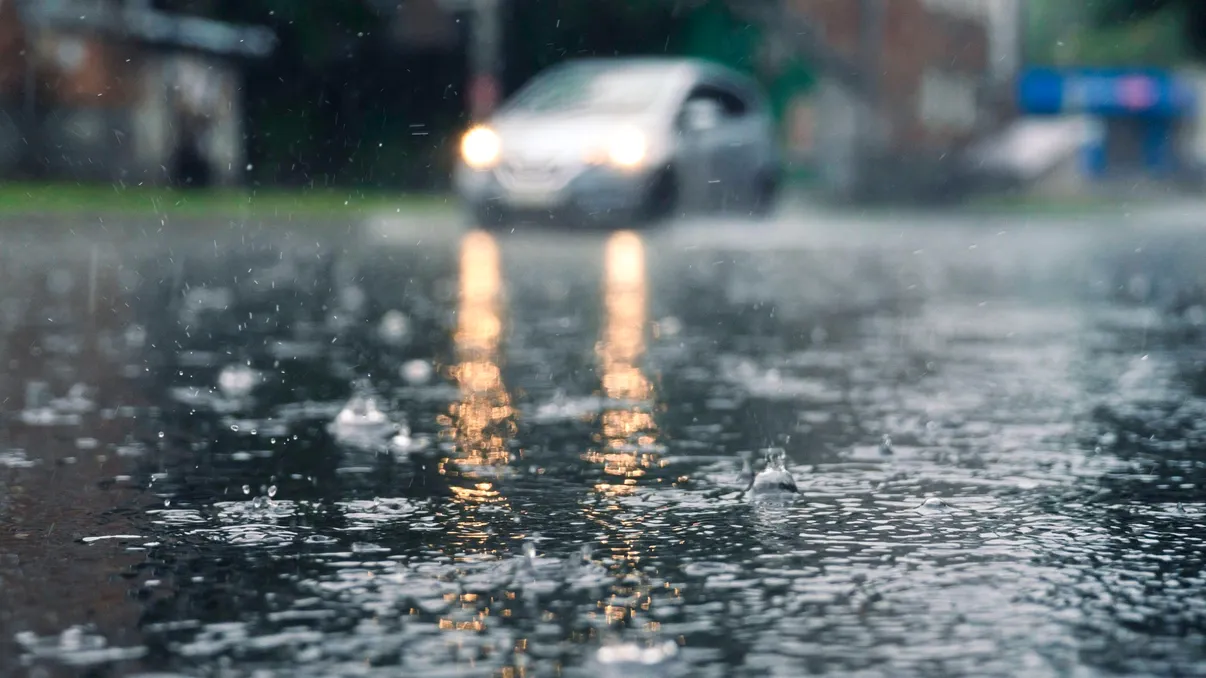 Vreme severă în România. De la caniculă la furtuni în doar câteva ore. Bucureștiul, sub două alerte meteo