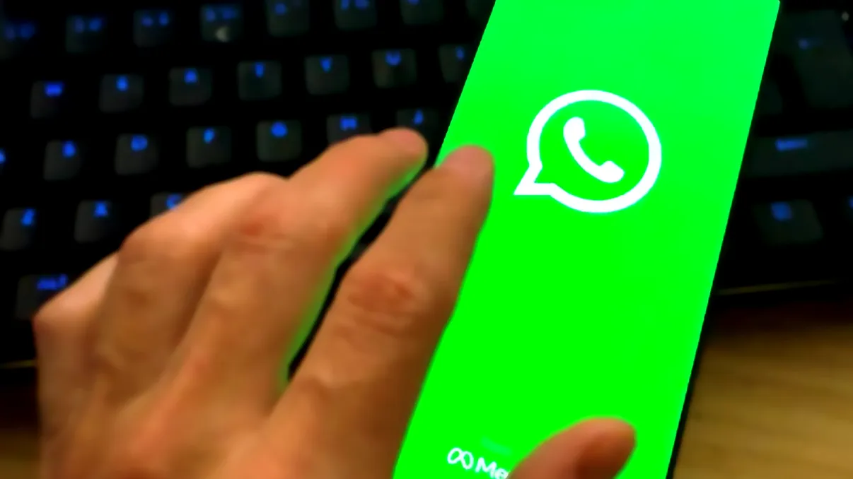 WhatsApp introduce o etichetă care arată dacă fotografiile și clipurile au fost create cu AI