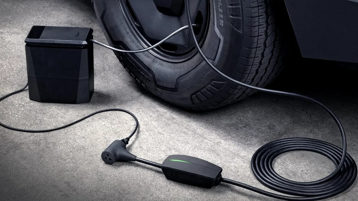 Tesla activează o funcție cerută de ani de zile pe Model Y: bateria mașinii devine priză de 2,4 kW