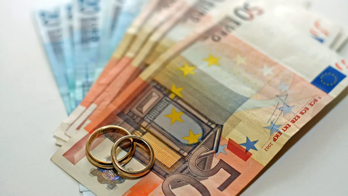 Banii primiți la nuntă trebuie declarați la ANAF? Ce se întâmplă când depui o sumă mare în cont