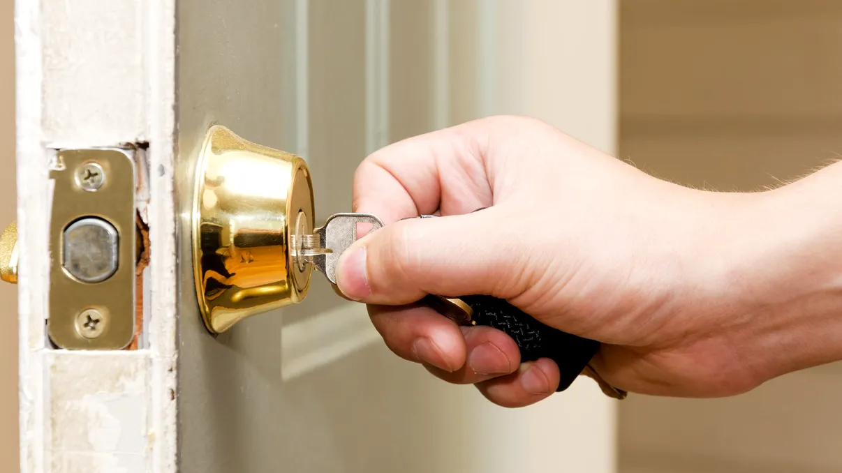 Ai moștenit o casă, dar altcineva locuiește în ea de ani întregi. Poți cere imediat eliberarea imobilului?