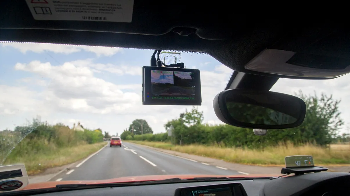 Când poți fi amendat dacă folosești camera auto. Ce spune legea în 2026 despre filmările din trafic