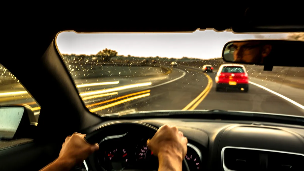 Cât economisești dacă mergi cu 110 km/h în loc de 130 km/h. Diferența reală de bani și de timp