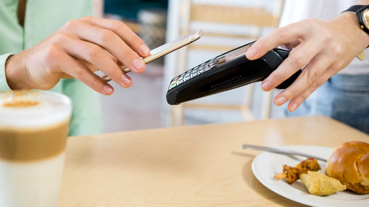 Clienții se plâng de bacșișurile tot mai mari din restaurante. Ce a descoperit un bucureștean după plata cu cardul: 