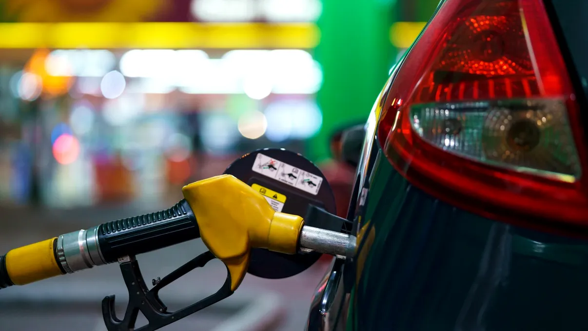 Benzina și motorina, mai ieftine peste graniță. Cât îi costă pe români un plin în Bulgaria și Ungaria