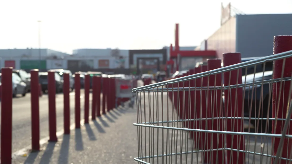 Poți primi amendă în parcarea Lidl, Kaufland sau Carrefour? Ce spune exact Codul Rutier în 2026