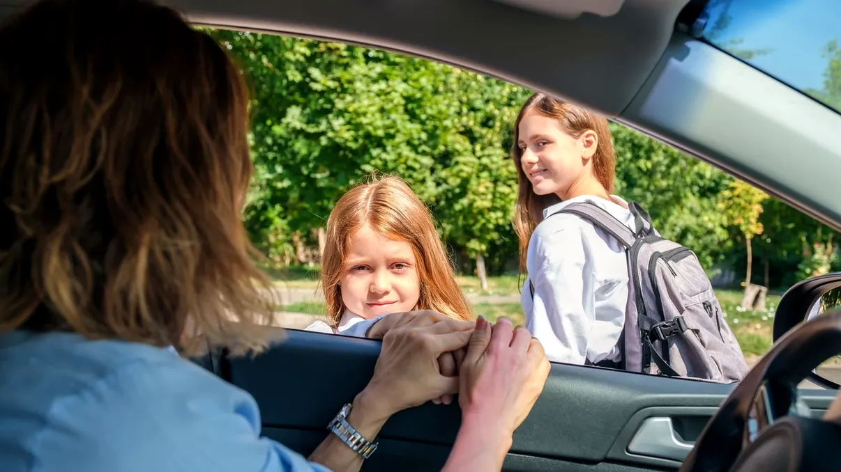 Cât te costă să duci copilul zilnic la școală cu mașina. Calcul pentru drumuri de 5, 10 și 15 kilometri
