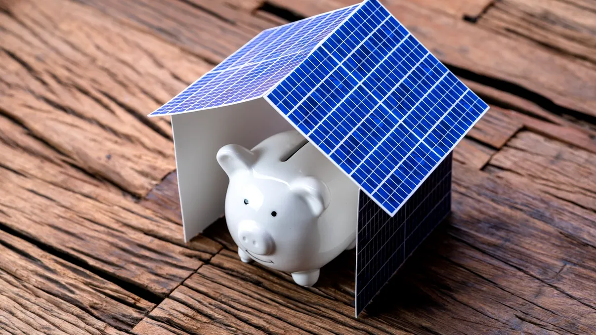 Ce se schimbă pentru românii cu panouri solare. Noile reguli privind compensarea energiei au intrat în vigoare
