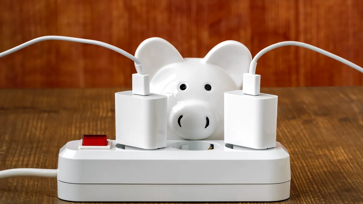 Cum poți economisi curent electric acasă. Măsurile luate de Guvern pentru reducerea consumului, premierul face apel la român