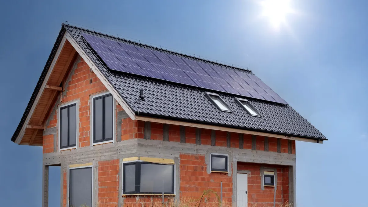 Statul pregătește un nou program pentru prosumatori: până la 15.000 de lei pentru achiziția bateriilor destinate sistemelor fotovoltaice