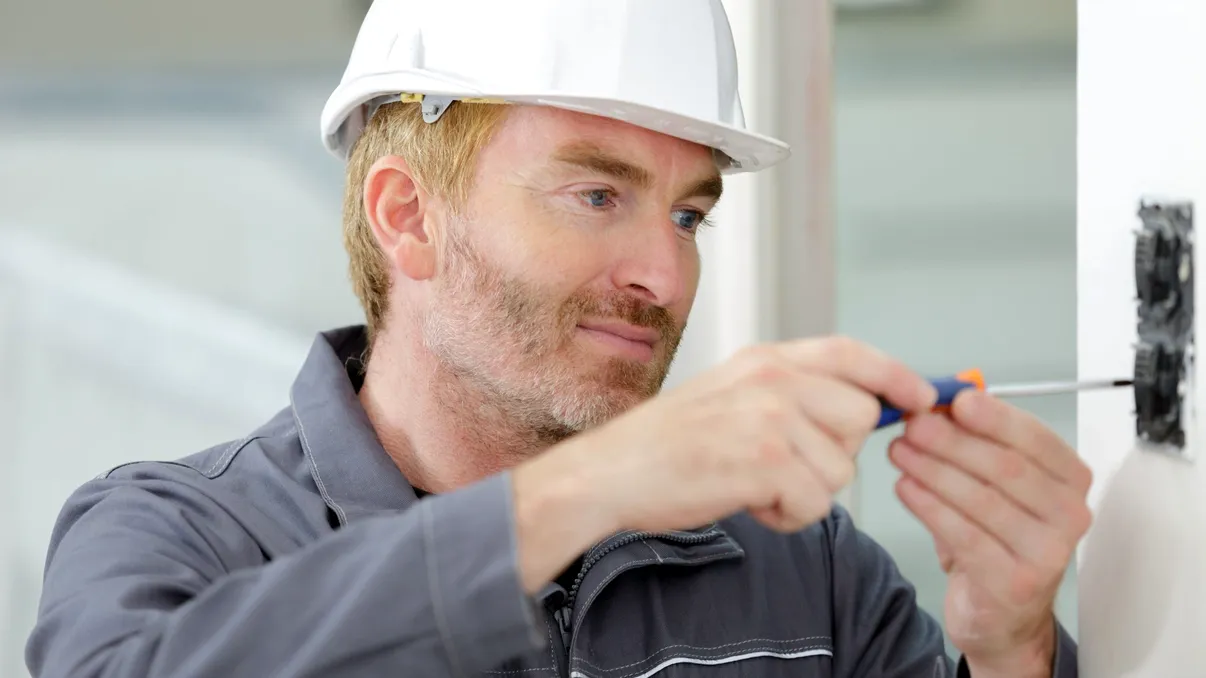Cât câștigă un electrician în Norvegia. Salariul pe oră și cât primește în plus pentru orele suplimentare