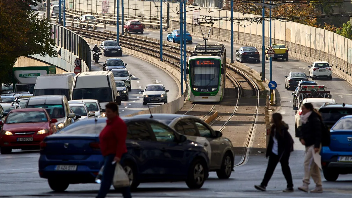 Restricții pentru mașinile poluante în orașele din România. Primăriile trebuie să delimiteze zone cu emisii zero și scăzute