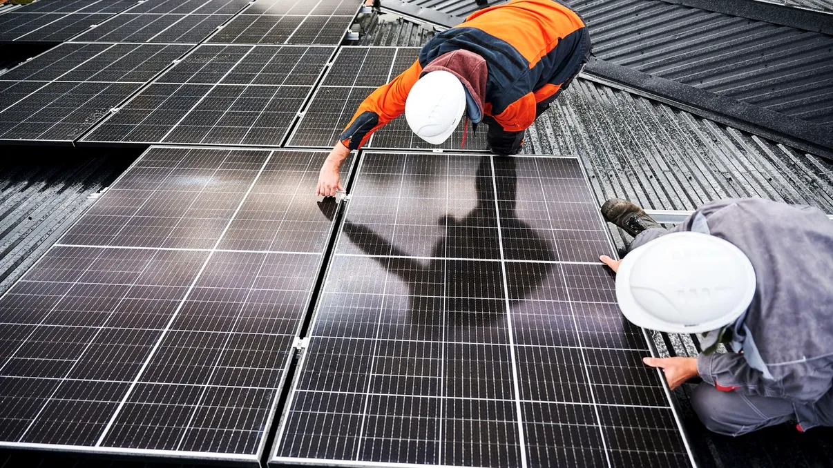 Cine ar putea fi obligat să își instaleze baterii de stocare. Ce se schimbă pentru românii care vor panouri fotovoltaice