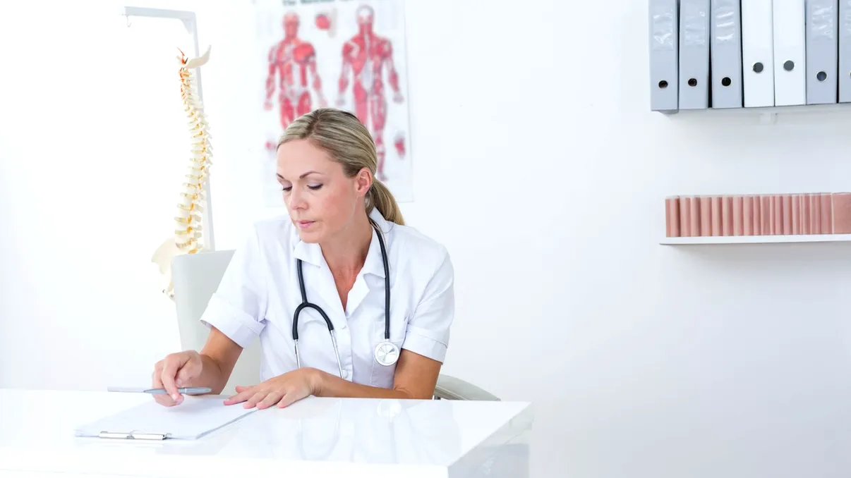 Când nu pierzi prima zi de concediu medical. CNAS explică excepțiile și dă exemplul angajatului care se îmbolnăvește în weekend