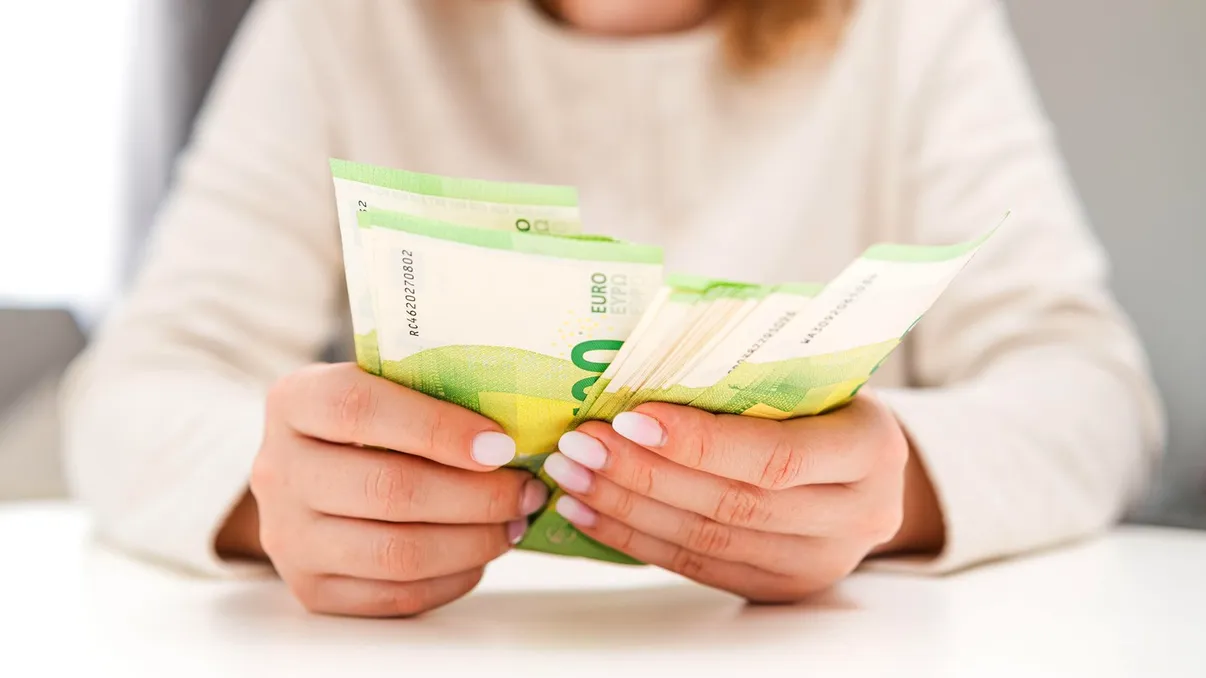Cât este salariul minim în Europa în 2026. Cinci țări au depășit pragul de 2.000 de euro, ce loc ocupă România