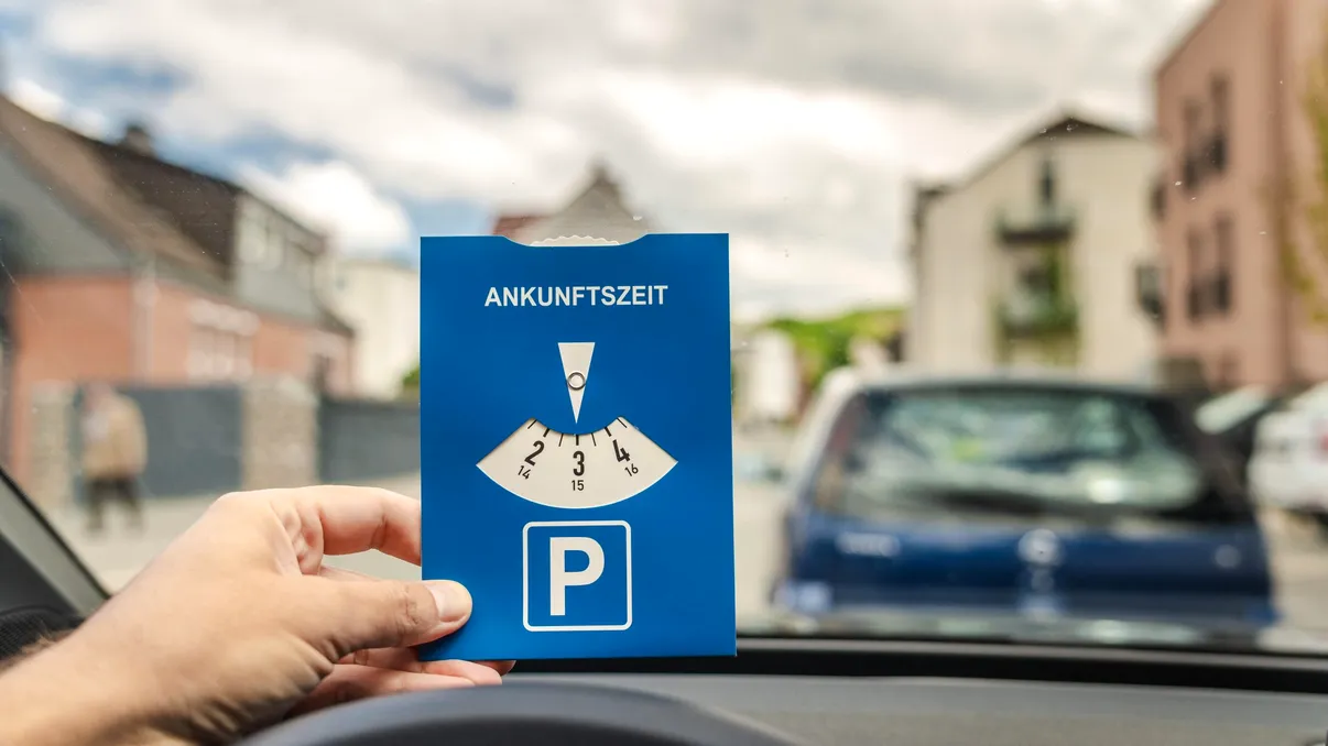Țările din Europa în care trebuie să pui un disc în parbriz când parchezi. Simplul tichet nu este întotdeauna suficient