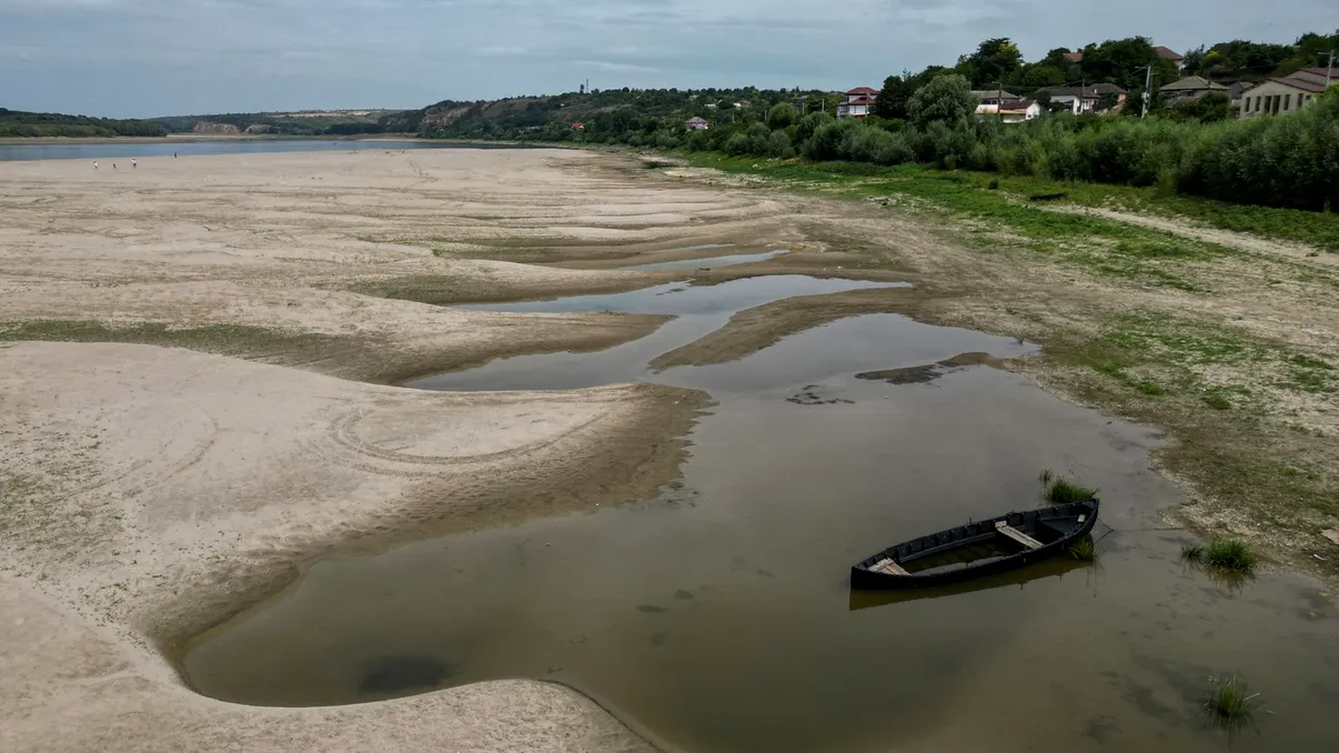 Scăderea Dunării aduce o intervenție fără precedent. Ce rol au cele patru barje scufundate, explicația operațiunii de la Cernavodă