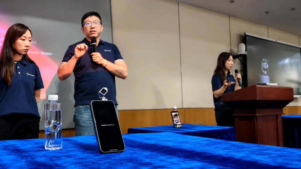 EXCLUSIV din China – Cum vrea HONOR să transforme telefonul în camera viitorului. Ce au spus experții despre Robot Phone | INTERVIU EXCLUSIV