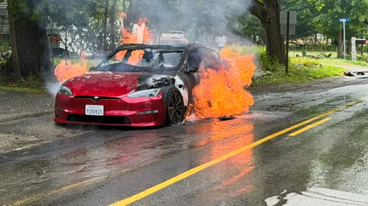Un șofer a intrat cu Tesla în curtea unui departament de pompieri. Ce s-a întâmplat imediat după aceea i-a surprins pe toți