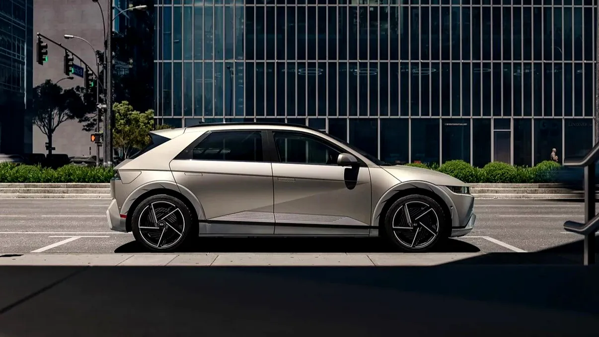 Hyundai IONIQ 5 primește un ecran uriaș de 18 inchi și se pregătește să devină o mașină definită prin software