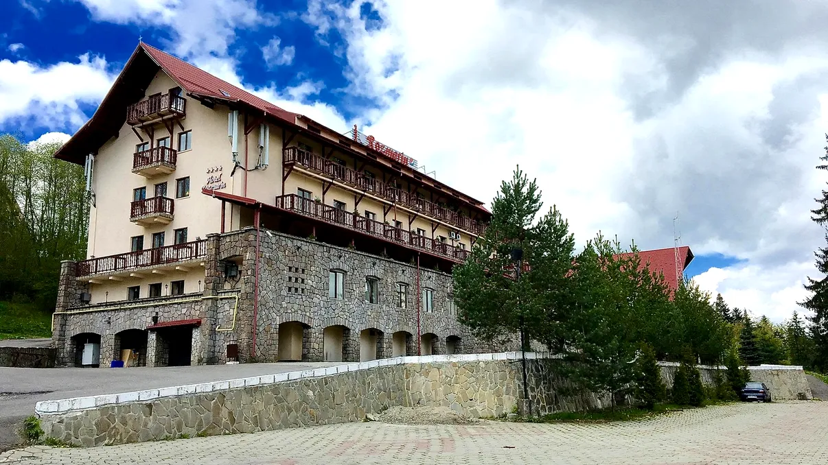Cum transformă Gică Popescu unul dintre hotelurile cunoscute din Predeal. Trofeele de la Barcelona și Galatasaray vor putea fi văzute de turiști