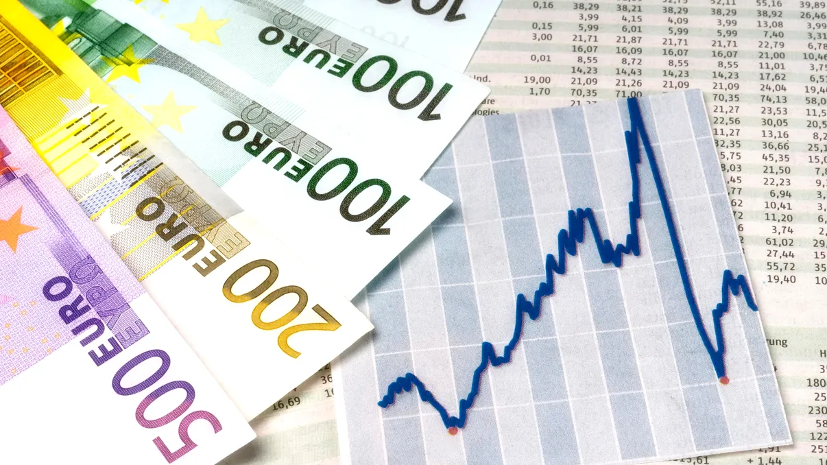 Euro a trecut de 5,25 lei. Ce înseamnă pentru românii care au rate, chirii sau vacanțe plătite în euro