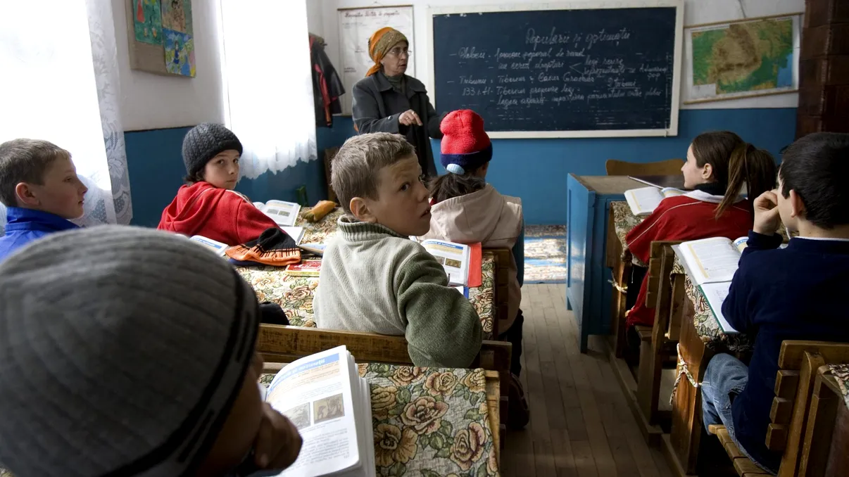 Aproape 50.000 de elevi din școli vulnerabile ar putea primi sprijin prin programul PRIMII. Ce activități vor fi finanțate