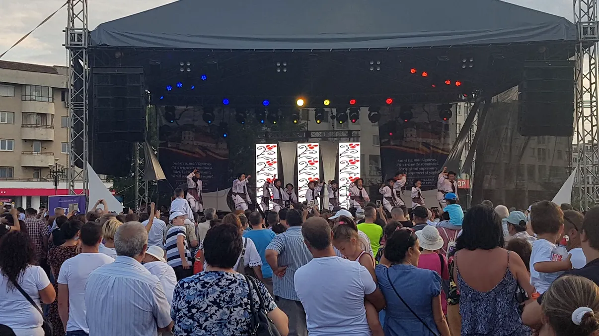 Cât au cheltuit primăriile pentru distracție în această vară. Sute de contracte pentru concerte, lumini și artificii